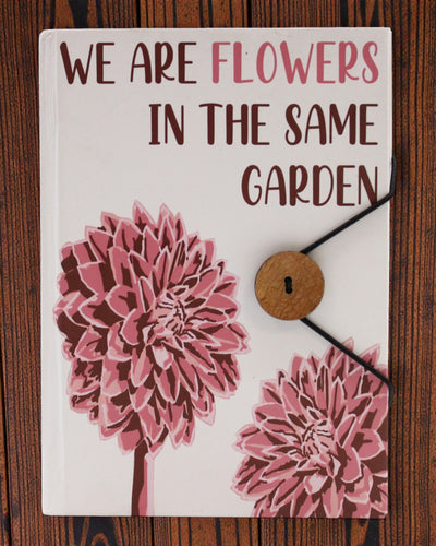 Flowers Together – malý zápisník s páskem a kokosovým knoflíkem 18 × 12,5 cm, 200 stran