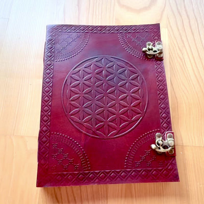 Kožený zápisník Mandala života Grande – ručně ražený Květ života 25 × 33 cm