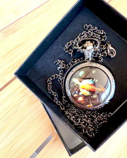 Kapesní hodinky "Galaktické tajemství", personalizace gravírováním jako dárek