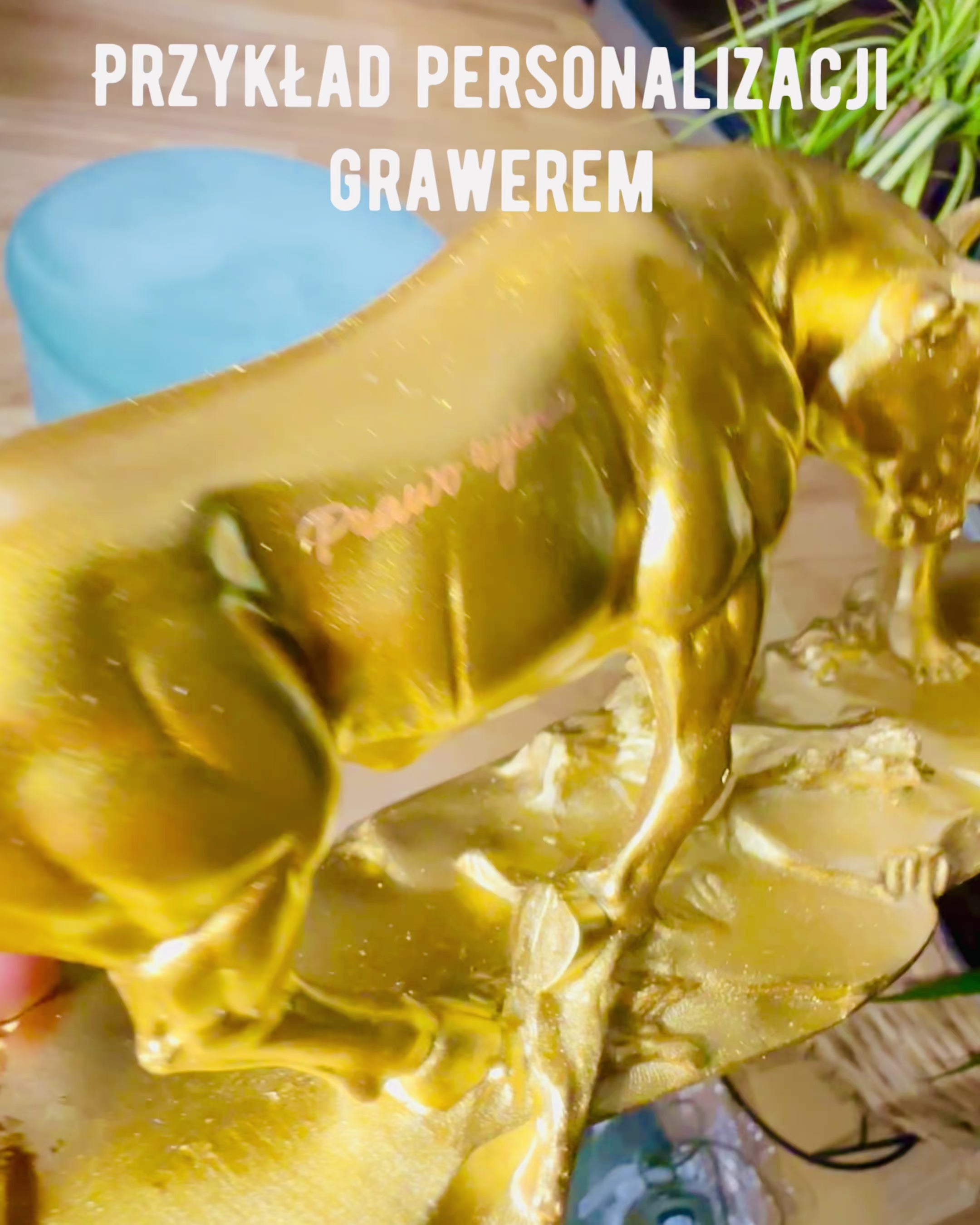 „Souboj Titánů“ – Dekorativní Socha Býka a Medvěda, Zlatá Barva, s Možností Personalizace Gravírováním