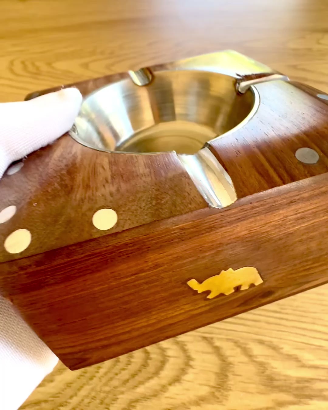 Rhino – Ručně vyrobená popelník ze dřeva Shisham a mosazi, 11 cm šířka, možnost personalizace gravírováním