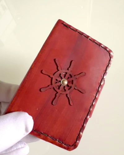 Komandorskie Etui – Ręcznie Wykonane Etui na Zegarek Kieszonkowy lub Kompas z Możliwością Personalizacji