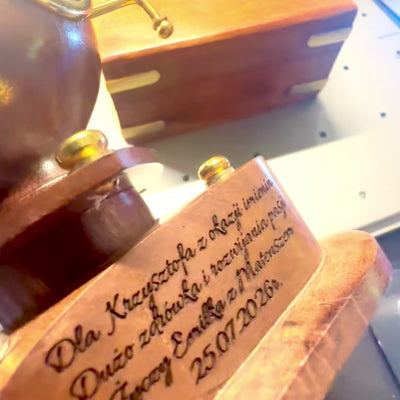 Malá retro potápěčská helma s hodinami a personalizací