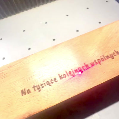 Eleganckie Drewniane Kości do Gry z Mosiężnymi Oczkami w Personalizowanym Pudełku