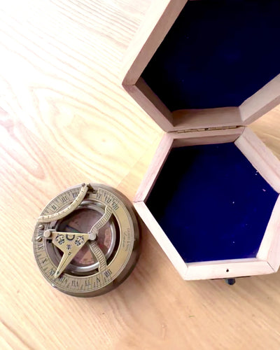 Kapitánský kompas „Objevitel 2“ - možnost personalizace gravírováním jako dárek, 2 barevné varianty na výběr