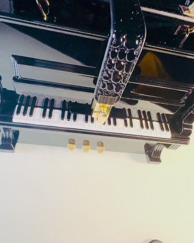 Dámská kabelka „Elegantní Klavír“ v černé a bílé barvě