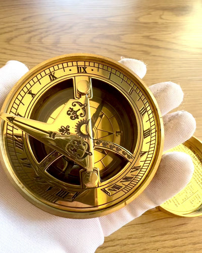 Sluneční kompas Voyager 7cm – mosazné sluneční hodiny s kompasem, personalizace gravírováním jako dárek