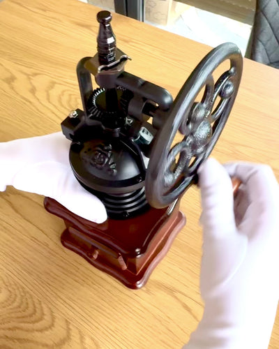 Retro mlýnek na kávu „Vintage Café” 27 cm výšky, s možností personalizace gravírováním jako dárek