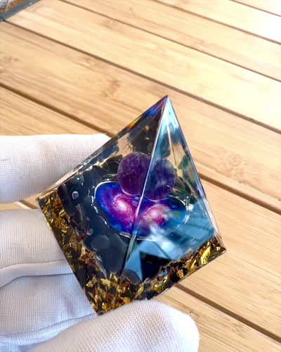 Pyramida Energetická orgonitová Kosmické Energie - Amulet s Ametystem a Třískami