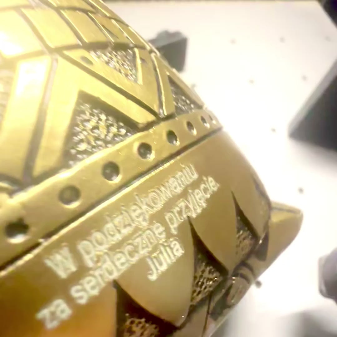 Sova moudrosti s možností personalizace gravírováním, dekorace v zlaté a černé barvě, výška 13,6 cm, ideální dárek pro každou příležitost