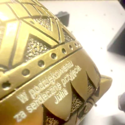 Sova moudrosti s možností personalizace gravírováním, dekorace v zlaté a černé barvě, výška 13,6 cm, ideální dárek pro každou příležitost