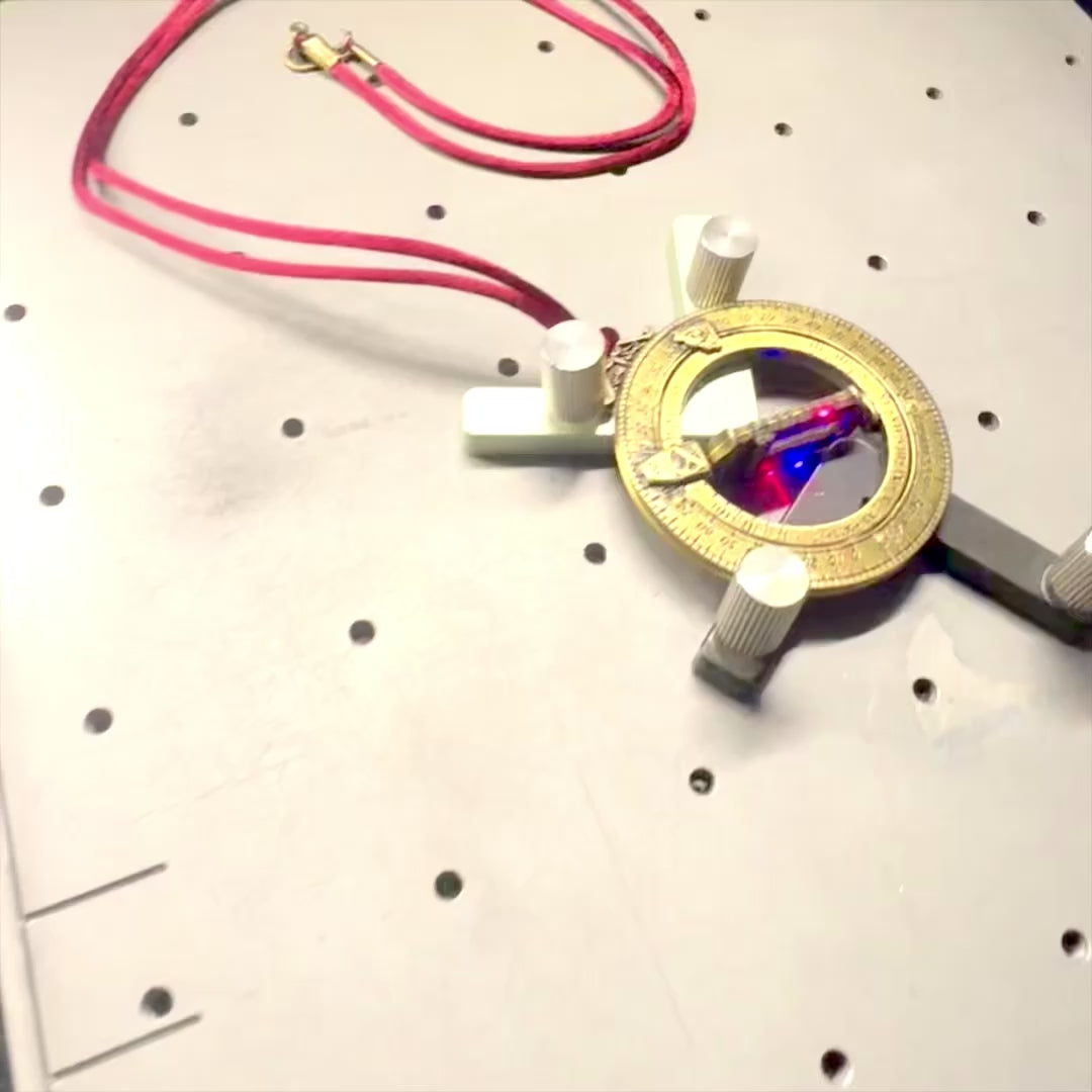 Miniaturní sluneční hodiny H90 s astronomickými kruhy, personalizované gravírování, ideální dárek, bordó závěs, provedení ze zinku a mosazi, průměr 45 mm