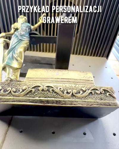 Statuetka "Justicia 2" - Bohyně Spravedlnosti – Umělecká Dekorace na Polici, Řemeslo z Pryskyřice, personalizace gravírováním
