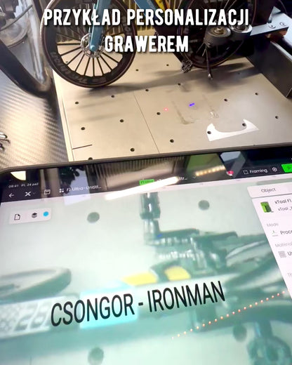 Miniaturní model triatlonového kola „SpeedStorm 1.2” personalizace gravírováním jako dárek