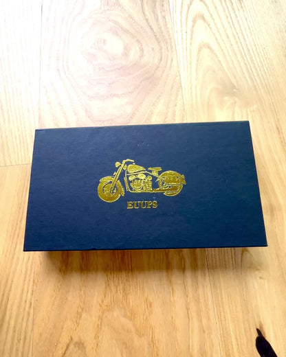 Otvírák na lahve ve tvaru motocyklu - personalizace gravírováním jako dárek