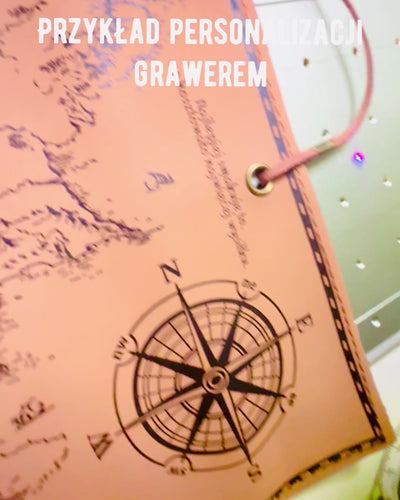 Retro světle hnědý - matný, kožený penál ve stylu cestovatele s mapou světa – praktický a prostorný. Personalizace gravírováním.