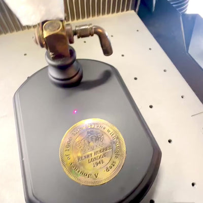 Elegantní lupa na dřevěném podstavci s nastavením, možnost personalizace gravírováním, ideální jako dárek, výška 20 cm, zvětšovací sklo 10 cm, mosazný rám a rameno