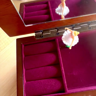 Dřevěná hrací skříňka-šperkovnice se zrcátkem a gravírováním - elegantní dárek na šperky se dvěma zásuvkami, výška 10cm, melodie "The Entertainer