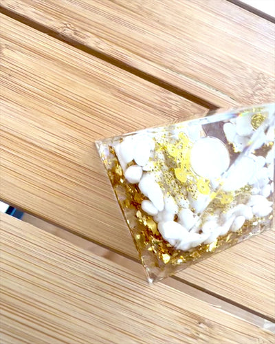 Orgonitová energetická pyramida s bílými kameny - "Golden Harmony", ideální jako dárek