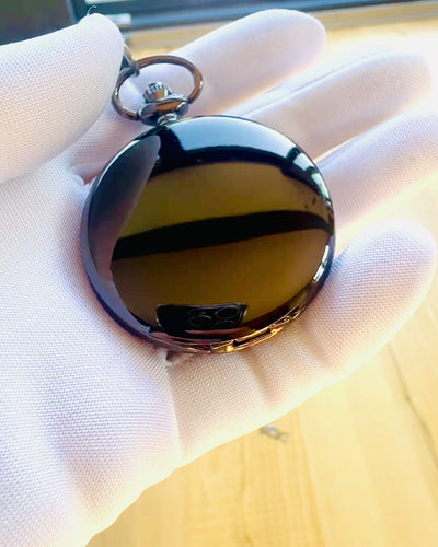 Klasické kapesní hodinky s římskými číslicemi a řetízkem, křemenné, černý lesk - barva černá