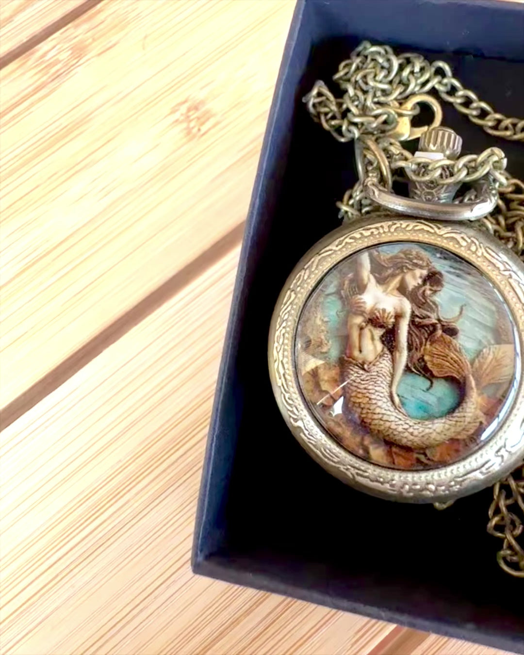 Kapesní hodinky "Syrena Tajemnic", možnost personalizace gravírováním jako dárek