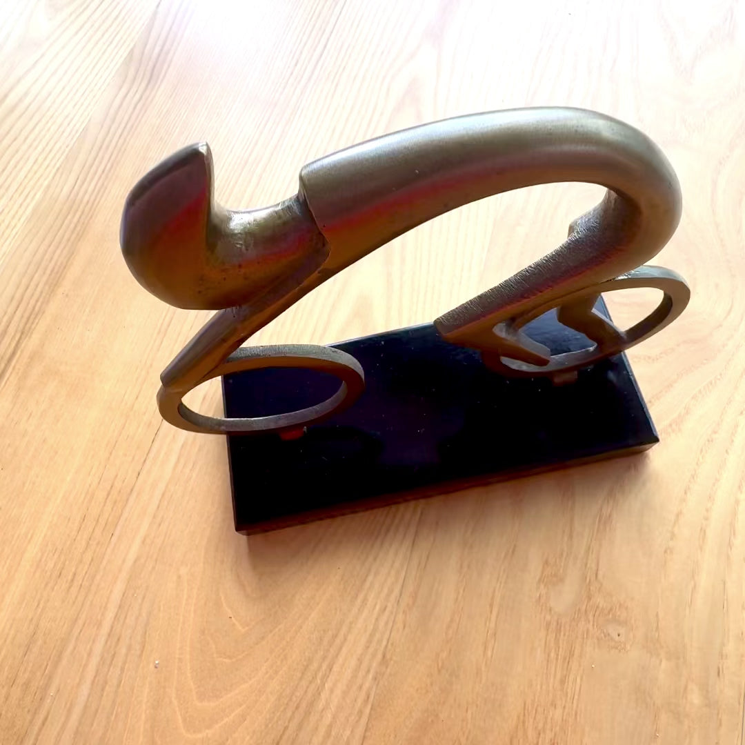 Figurka Kolarza Kolarz VB26/9 z Grawerem - Elegancki Prezent dla Rowerzysty, Wysokość 18 cm, Mosiężna i Czarna, Minimalistyczna Dekoracja do Wnętrz