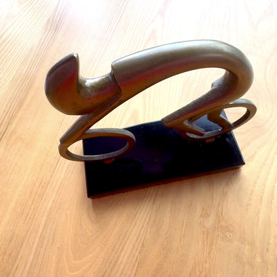 Figurka Kolarza Kolarz VB26/9 z Grawerem - Elegancki Prezent dla Rowerzysty, Wysokość 18 cm, Mosiężna i Czarna, Minimalistyczna Dekoracja do Wnętrz