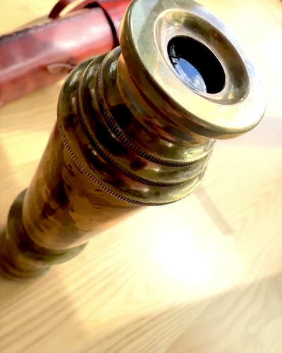 Královský dalekohled „Voyager 1818” – Exkluzivní, mosazný, 83 cm, ručně vyrobený, pouzdro z přírodní kůže – Sběratelská edice, personalizace gravírováním jako dárek