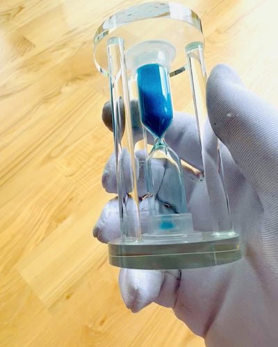 Přesýpací hodiny „Blue Elegance”, 10 cm vysoké, odměřují 10 minut času