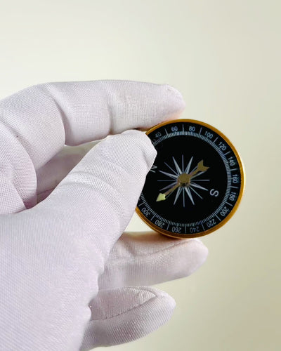 Kompaktní navigační kompas s kovovým povrchem – Nezbytnost každého cestovatele, s gravírováním