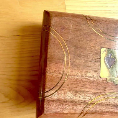 Elegantní sada 2 balíčků karet v dřevěné krabičce s možností personalizace rytím