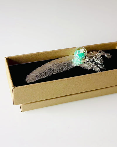 Kreativní záložka do knihy ve stylu retro s motivem pera a motýla – elegantní propagační dárek, barva stříbrná/modrá