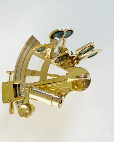Umělecký sextant zlaté barvy - možnost personalizace gravírováním