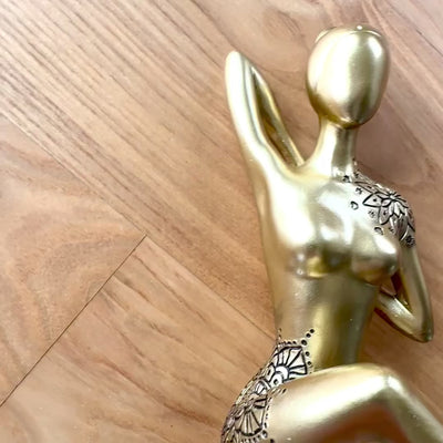 Złota figurka dekoracyjna Yoga z możliwością personalizacji grawerem