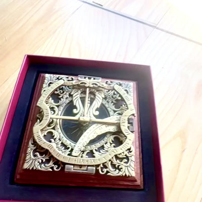 Mosazné sluneční hodiny Habsburg H30 s možností personalizovaného gravírování, ideální jako dárek, v elegantním augsburském stylu, výška 10 cm, na dřevěném podstavci
