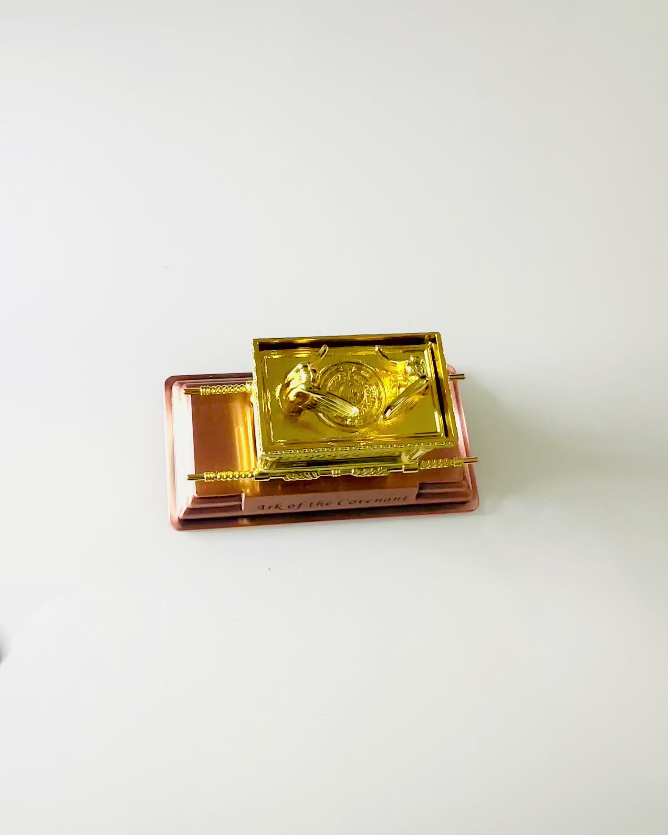 Majestátní Miniatura Archy Smlouvy ve Zlatém Rámu 11,2 x 5,8 x 7,3 cm - Exkluzivní archa, Dekorace ve Zlatém Vydání