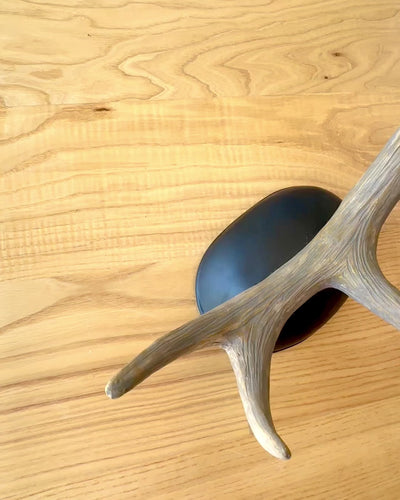 Rohatý stojan na víno "Jeleň" s možností gravírování jako dárek