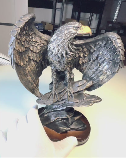 Dekorativní Soška "Létající Orel" – Majestátní Symbol Síly a Svobody