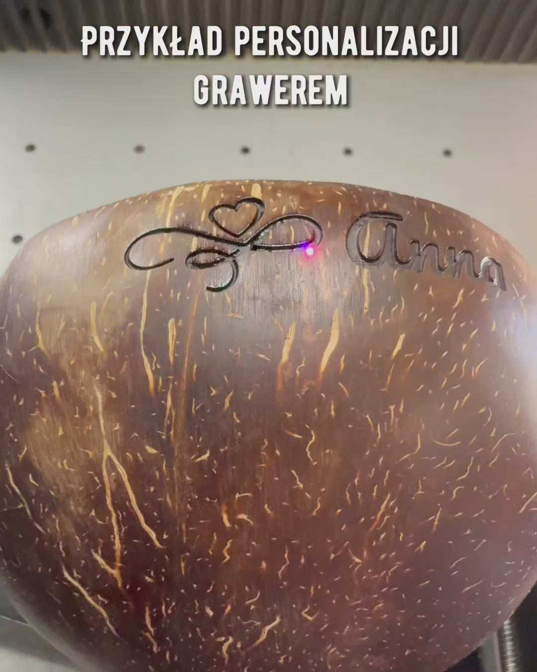 Sójová svíčka v kokosu 200–300 ml – Letní kolekce, 3 vůně na výběr, personalizace gravírováním