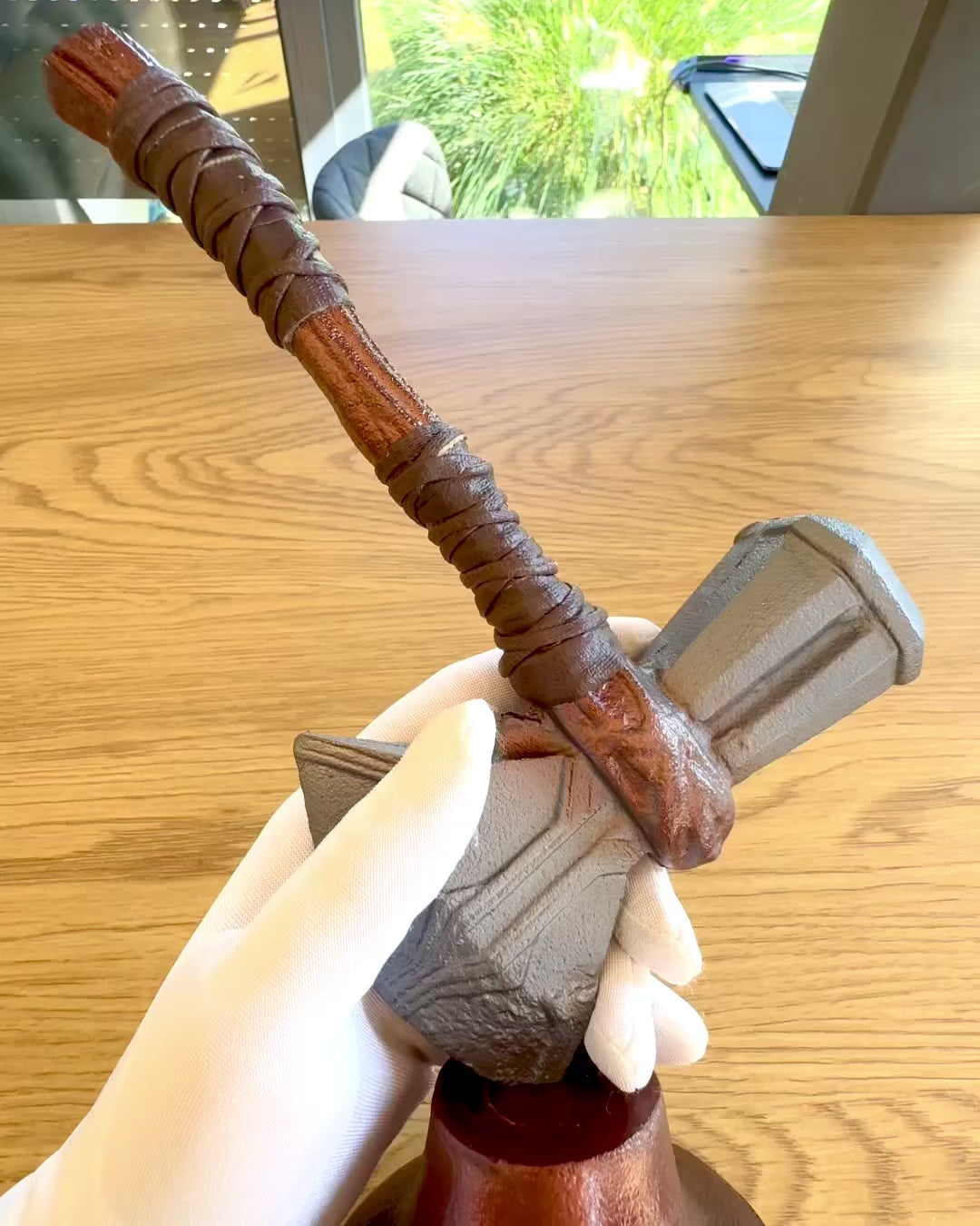 Storm Relic – dekorativní kladivo se základnou, 26 cm, ručně vyrobené, možnost personalizace gravírováním jako dárek