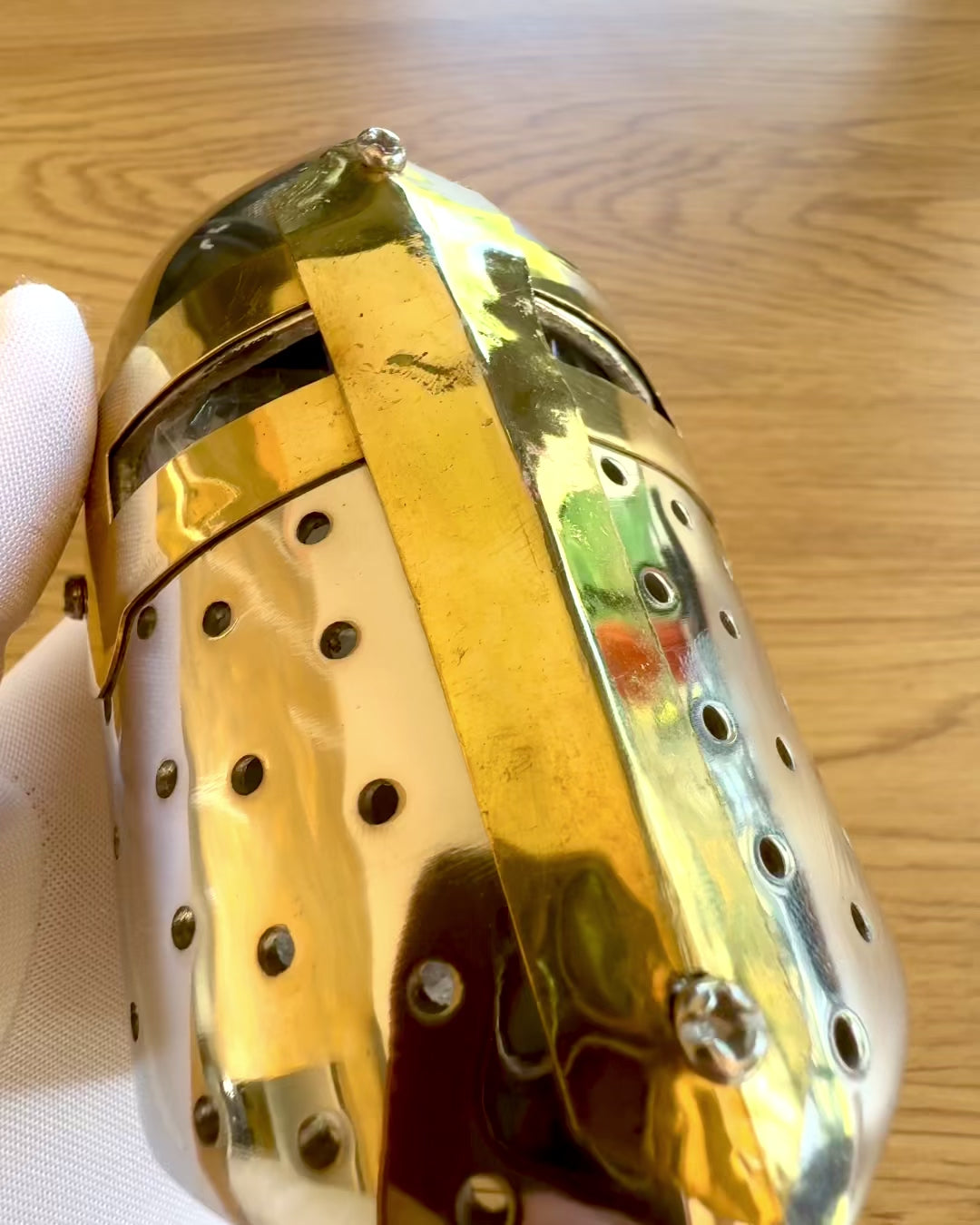 Mini helma rytíře „Guardian” z mosazi – ručně vyrobená, 12 cm, možnost personalizace gravírováním jako dárek
