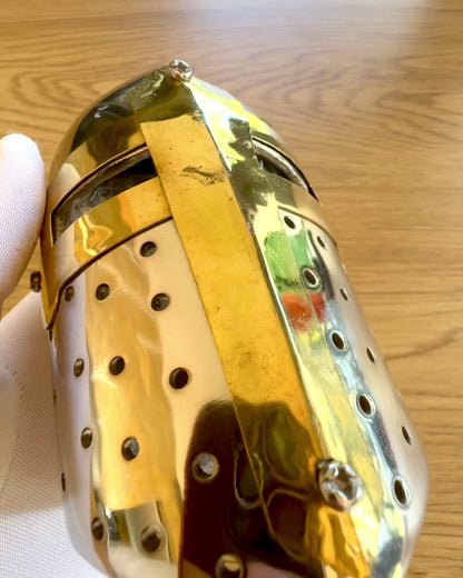 Mini helma rytíře „Guardian” z mosazi – ručně vyrobená, 12 cm, možnost personalizace gravírováním jako dárek