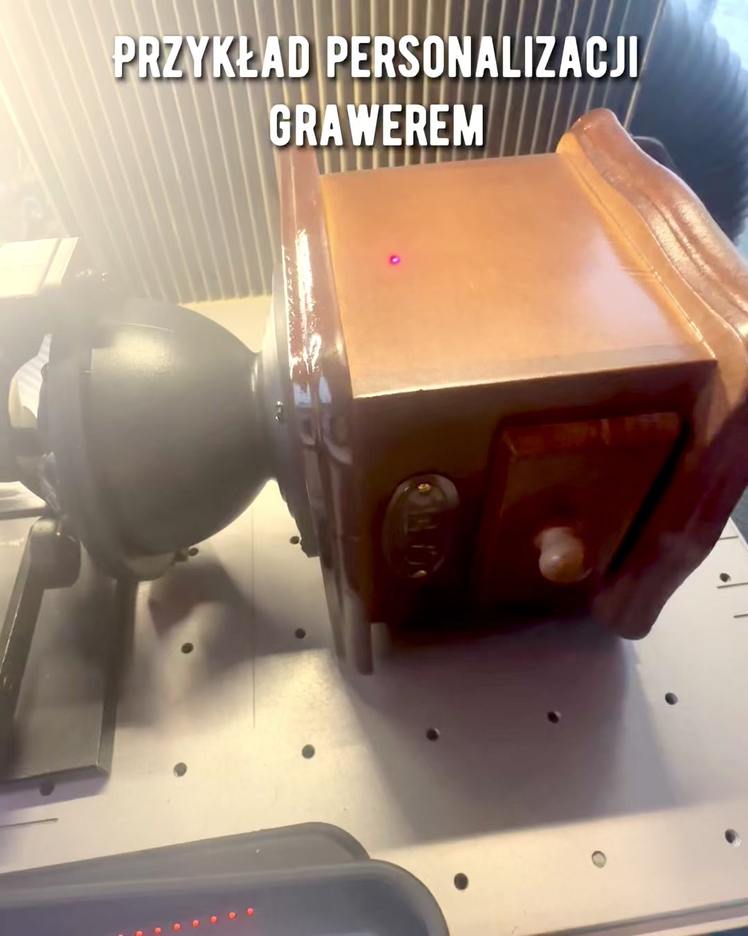 Retro mlýnek na kávu „Vintage Café” 27 cm výšky, s možností personalizace gravírováním jako dárek