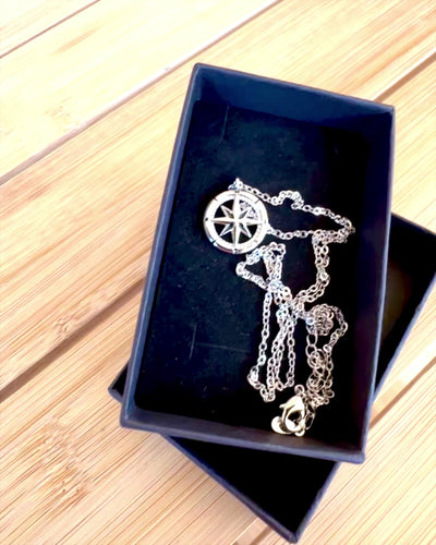 Stříbrný náhrdelník s malým symbolem - Kompasem „Cestovatele”, možnost personalizace gravírováním jako dárek