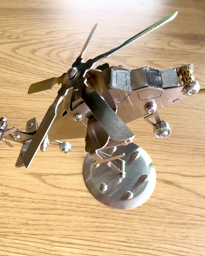 Kovový model helikoptéry „SkyRider” – Nastavitelný stolní stojan s personalizovaným gravírováním jako dárek