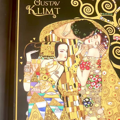 Podložka pod laptop G. Klimt, Koláž (CARMANI) s možností personalizace gravírováním, ideální jako dárek, rozměry 30.5x40.5cm, stylová a pohodlná pro práci na klíně