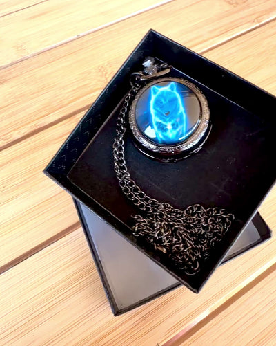 Kapesní Hodinky Lunar Wolf – Hodiny Měsíčního Vlka, možnost personalizace gravírováním jako dárek
