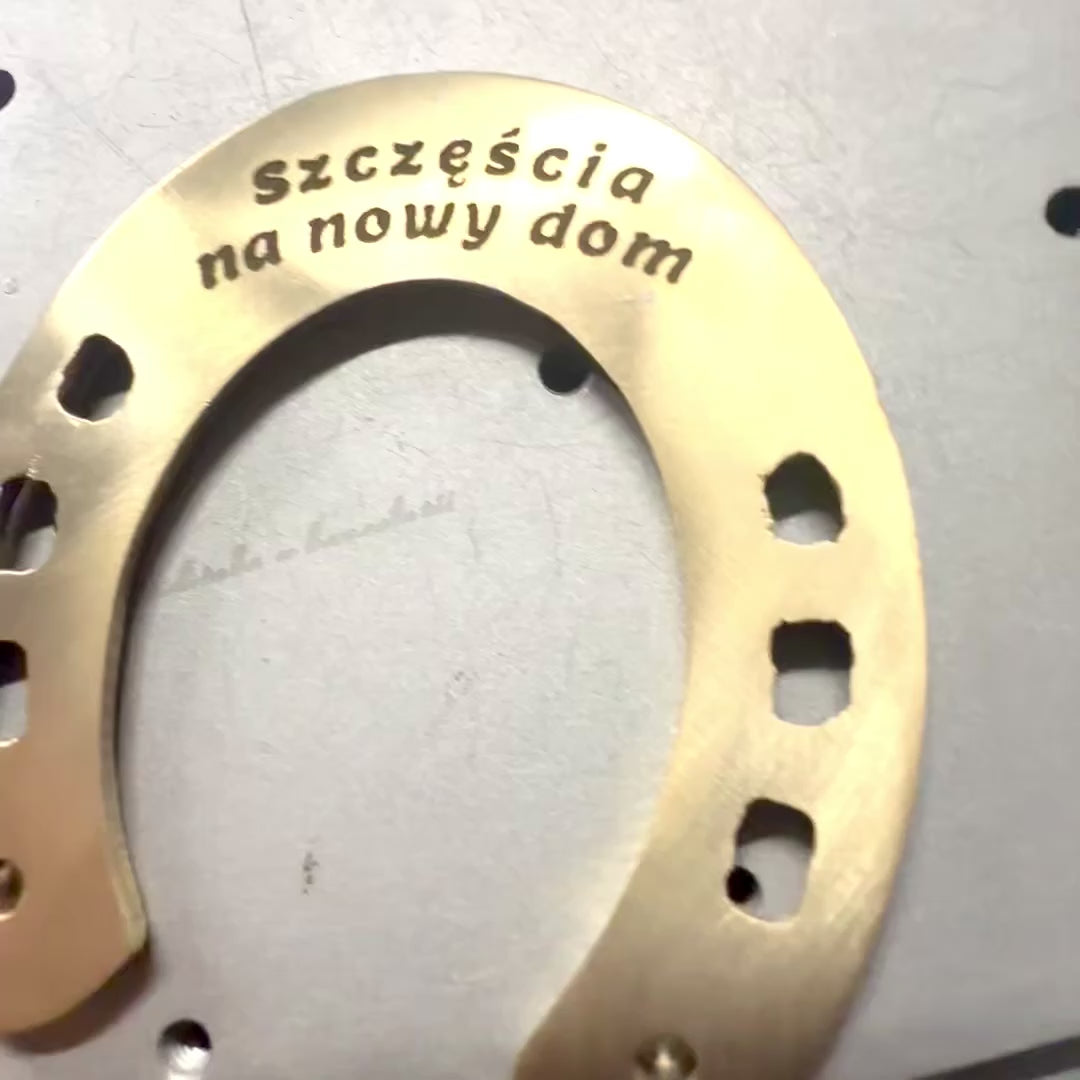 Mosazná podkova štěstí 7 cm s gravírováním - elegantní dárek k novému domu, maturitě nebo nové práci, zlatá ozdoba s nápisem Good Luck