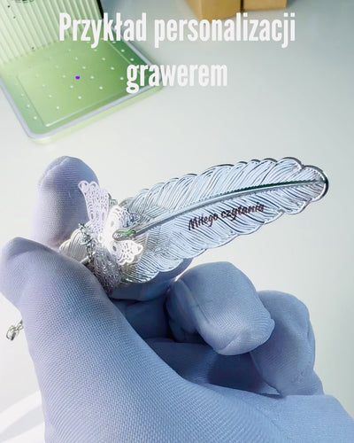 Kreativní záložka do knihy ve stylu retro s motivem pera a motýla – elegantní propagační dárek, barva stříbrná/modrá