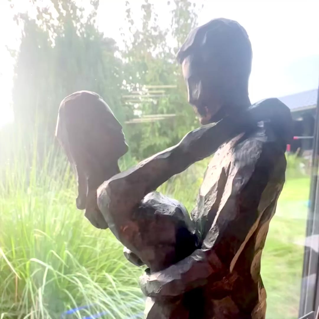 Dekorativní figurka tančící pár s gravírováním – romantický dárek k svatbě nebo výročí – výška 28 cm, vyrobená z polyresinu, elegantní design v hlubokých barvách